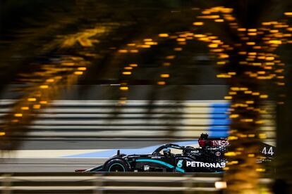 El piloto de Mercedes y campeón de Fórmula 1 Lewis Hamilton en el circuito de Sakhir.