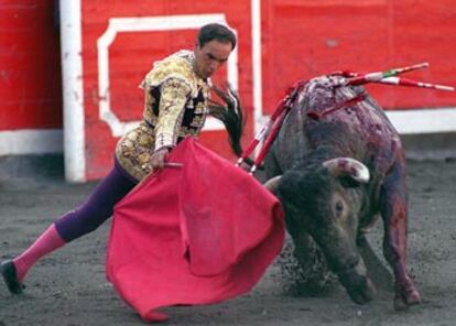 El torero El Cid, con su primer toro.