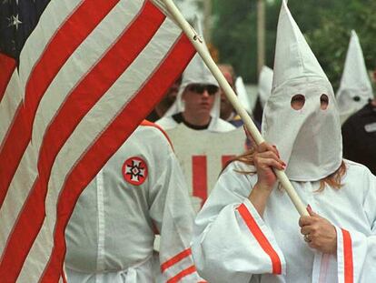 Miembros del Ku Klux Klan durante una marcha en Canton, Misisipi, en 1999.