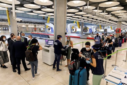 José Luis Ábalos, ministro de Transportes, y Maurici Lucena, presidente de Aena, visitan la zona de llegadas del aeropuerto de Barajas, este jueves en Madrid.