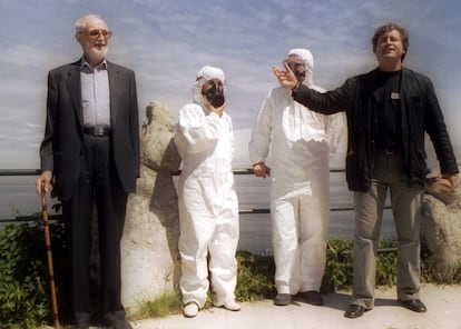 Los escritores José Luis Sampedro y Manuel Rivas con dos voluntarios del Prestige, en un homenaje al mar en San Sebastián.