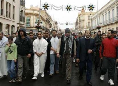 Musulmanes asistentes a la oración en Melilla por los muertos en los ataques israelíes en Gaza.