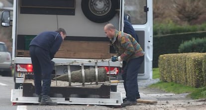 Dos miembros de la unidad de desactivación de explosivos bajan un proyectil de su camioneta, el pasado 9 de enero en Ypres (Bélgica).