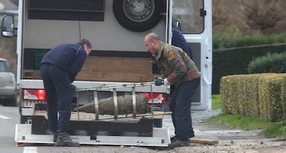 Dos miembros de la unidad de desactivaci&oacute;n de explosivos bajan un proyectil de su camioneta, el pasado 9 de enero en Ypres (B&eacute;lgica).