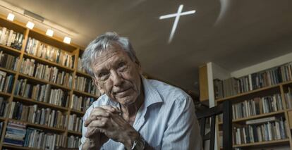 O escritor Amos Oz, em sua casa em Tel Aviv (Israel), outubro de 2015.