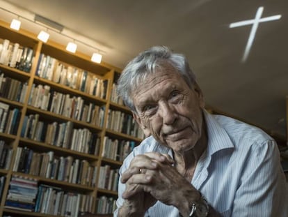 O escritor Amos Oz, em sua casa em Tel Aviv (Israel), outubro de 2015.