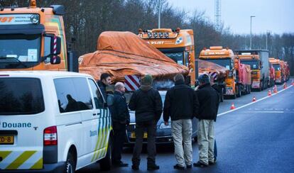 Convoy de camiones que traslada los restos del avión MH17.