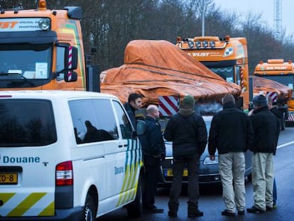 Convoy de camiones que traslada los restos del avión MH17.