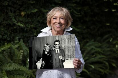 Elisenda Nadal, editora histórica de la revista Fotogramas, en su domicilio de Barcelona, con una foto de ella con Terenci Moix.   Massimiliano Minocri