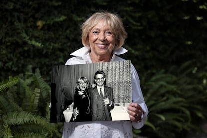 Elisenda Nadal, editora histórica de la revista Fotogramas, en su domicilio de Barcelona, con una foto de ella con Terenci Moix. Massimiliano Minocri