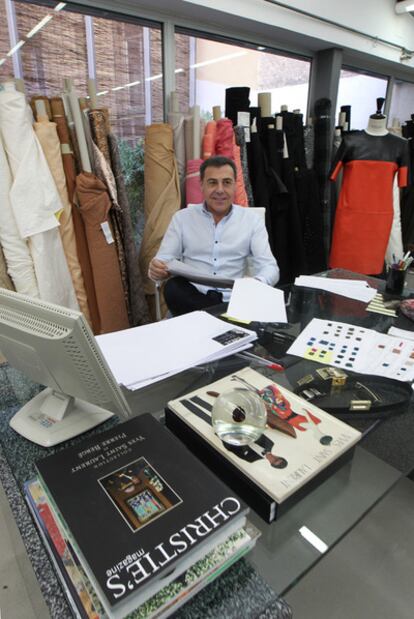 El diseñador Ángel Schlesser, en su estudio de Madrid, donde ultima la colección que presentará en Cibeles, Madrid Fashion Week.