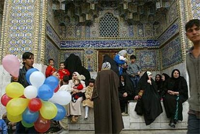 Shiíes iraquíes se reúnen  a las puertas de la mezquita de la  Khadumiya de Bagdad poco antes de la oración del viernes.