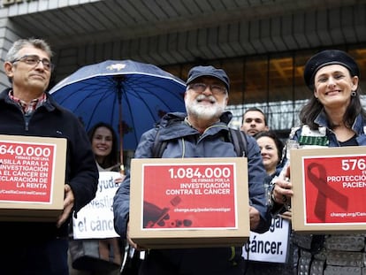 Miembros de asociaciones contra el cáncer entregan dos millones de firmas en el Ministerio de Sanidad.