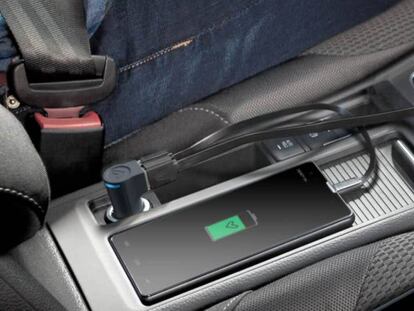Un móvil recibe carga en un coche conectado al modelo de Energy Sistem Dual USB 3.1 A.