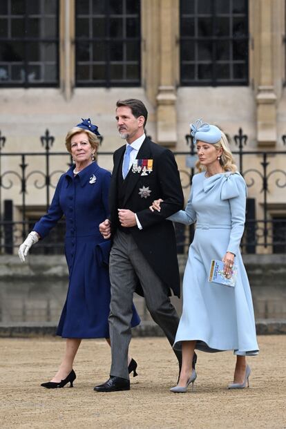 Marie-Chantal Miller y su suegra, la reina Ana María de Grecia, eligieron dos variantes de azul: la una, azul marino, la otra, verde agua. El detalle en el vestido de la primera eran los grandes botones forrados, en el de la segunda, una llamativa lazada sobre el hombro. Ambas llevaban un tocado que casi era un sombrero 'pillbox'. El vestido de Marie-Chantal era de la diseñadora griega Mary Kantratzou; además se permitió una licencia poética con un clutch de Olimpya Le Tan que imitaba la portada de un ejemplar de 'En busca del tiempo perdido', de Marcel Proust.