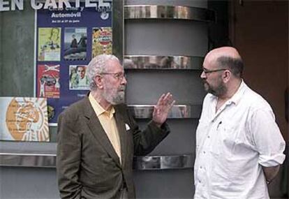Luis García Berlanga, a la izquierda, y Marcos Ordóñez, en el Círculo de Bellas Artes.
/ MIGUEL GENER