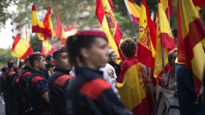 Oficiales de los Mossos d'Esquadra acordonan una manifestación de extrema derecha en Barcelona.