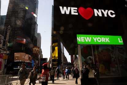 El nuevo logo de la discordia en uno de los míticos letreros de Times Square.