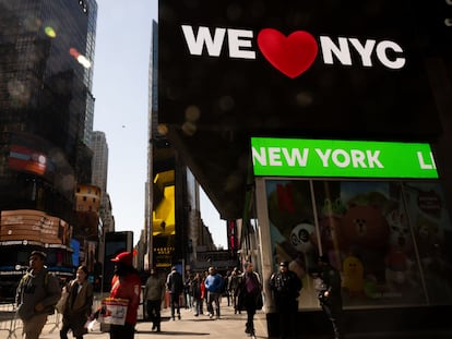 El nuevo logo de la discordia en uno de los míticos letreros de Times Square.