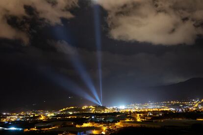 Columnas de luz en Los Llanos de Aridane (La Palma) en recuerdo de Todoque, Las Manchas y La Laguna
Tres columnas de luz ubicadas en la Montaña Tenisca del municipio de Los Llanos de Aridane (La Palma) recordarán durante la Navidad a los barrios de Las Manchas, Todoque y La Laguna, núcleos afectados por la lava del volcán de 'Cumbre Vieja'.
SOCIEDAD
CEDIDO POR AYUNTAMIENTO DE LOS LLANOS