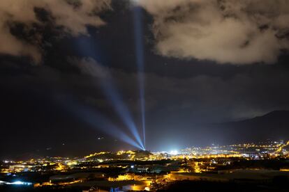 Columnas de luz en Los Llanos de Aridane (La Palma) en recuerdo de Todoque, Las Manchas y La Laguna

Tres columnas de luz ubicadas en la Montaña Tenisca del municipio de Los Llanos de Aridane (La Palma) recordarán durante la Navidad a los barrios de Las Manchas, Todoque y La Laguna, núcleos afectados por la lava del volcán de 'Cumbre Vieja'.

SOCIEDAD
CEDIDO POR AYUNTAMIENTO DE LOS LLANOS