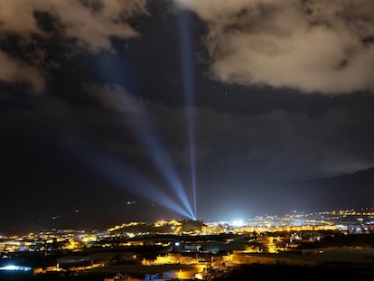 Columnas de luz en Los Llanos de Aridane (La Palma) en recuerdo de Todoque, Las Manchas y La Laguna

Tres columnas de luz ubicadas en la Montaña Tenisca del municipio de Los Llanos de Aridane (La Palma) recordarán durante la Navidad a los barrios de Las Manchas, Todoque y La Laguna, núcleos afectados por la lava del volcán de 'Cumbre Vieja'.

SOCIEDAD
CEDIDO POR AYUNTAMIENTO DE LOS LLANOS