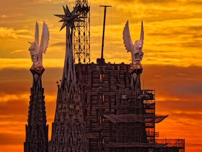 Imagen de la La Sagrada Familia con las dos nuevas torres de los evangelistas Lucas y Marcos en Barcelona.