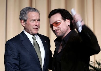 Bono con George Bush en febrero de 2006, en el National Prayer Breakfast en Washington.