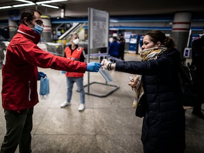 Reparto de mascarillas en la estación de Atocha, este lunes. Álvaro García