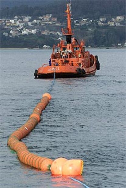 Red en el puerto de Vigo para contener la marea negra.