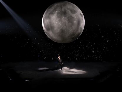 Blas Cantó interpreta 'Voy A Quedarme' durante el Festival de la Canción Eurovisión en Roterdam, Holanda.