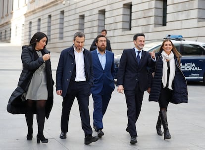 De izquierda a derecha, la diputada de Cs María del Carmen Martínez; el concejal de Madrid Santiago Saura; el diputado Miguel Gutiérrez; el portavoz en el Congreso, Edmundo Bal, y la diputada Sara Giménez.