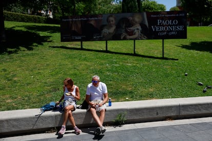 Unos turistas descansan este jueves al sol junto al Museo del Prado de Madrid. 