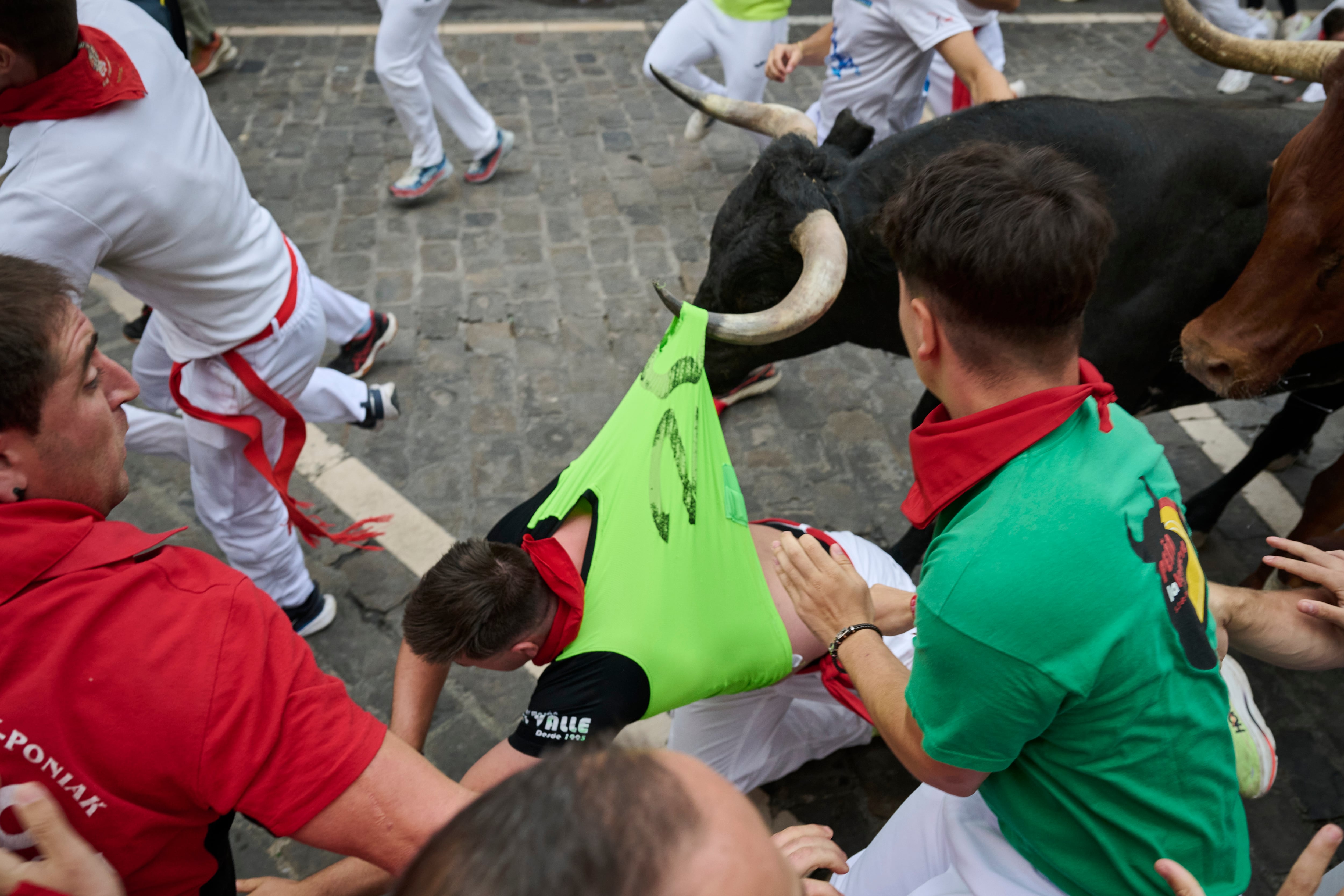 La nobleza y la velocidad de los miuras permiten emocionantes carreras en un limpio séptimo encierro de San Fermín