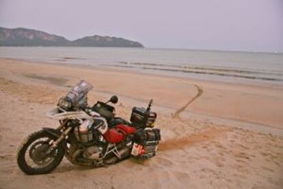 Moto encallada en una playa cercana a Prachuap Khiri Khan, Tailandia.