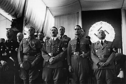 Hitler, en Núremberg, el 7 de septiembre de 1937. A la izquierda, Heinrich Himmler, jefe de la Gestapo, y Rudolf Hess, con una mano en el cinturón.