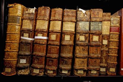 Entre los 28 millones de objetos que se acumulan en la Biblioteca Nacional, 2,5 millones tienen valor patrimonial. Dentro de este grupo están los libros considerados incunables, que son los que han sido impresos desde el nacimiento de la imprenta, en 1453, hasta el año 1500 inclusive.