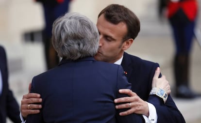 El presidente Emmanuel Macron recibe a la primera ministra Theresa May, el martes en París
