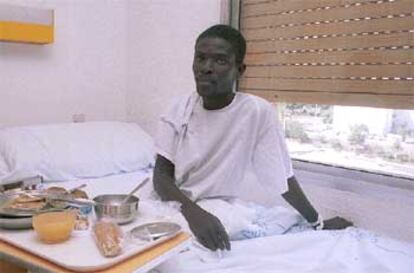 Daniel, uno de los inmigrantes rescatados, se recupera en un hospital de Tenerife.