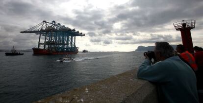 Llegada de un buque con cuatro gr&uacute;as gigantes al puerto de Algeciras. 