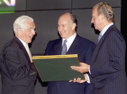 El rey Juan Carlos, junto Karin Aga Khan, entrega el Premio Aga Khan de Arquitectura a Frei Otto (a la izquierda), encargado del proyecto del palacio Riyadh Twaing, en el teatro del Generalife de Granada el 9 de octubre de 1998.