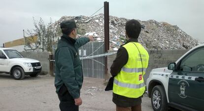 Agentes del Seprona y de Medio Ambiente en la Cañada Real.