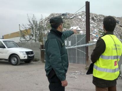 Agentes del Seprona y de Medio Ambiente en la Cañada Real.
