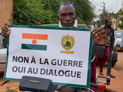 Un partidario de la junta militar durante una protesta contra una posible intervención militar en Niamey (Níger), el 20 de agosto de 2023.