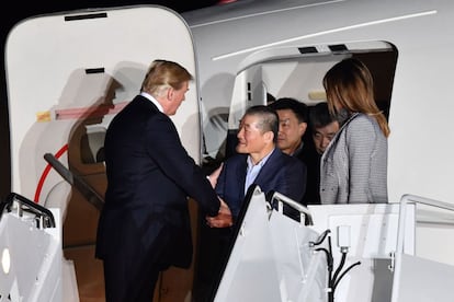 Donald Trump ha recibido en la base aérea de Andrews a los tres estadounidenses que Corea del Norte ha liberado como gesto de buena voluntad ante el inminente encuentro entre el presidente de Estados Unidos y el líder norcoreano, Kim Jong-un. En la imagen, Donald Trump saluda a Kim Dong-chu, uno de los liberados.