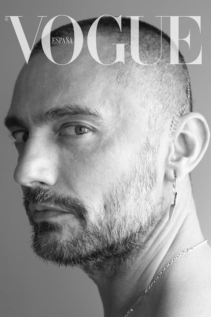 El diseñador habló por primera vez de la lucha contra su enfermedad en julio de 2016 para la revista Vogue. Delfín fue la portada del número fotografiado por Pablo Sáez, su pareja.