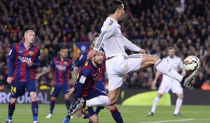 Cristiano chuta diante de Jordi Alba no último Barça X Madrid.