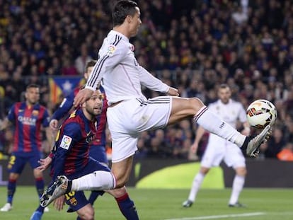 Cristiano chuta diante de Jordi Alba no último Barça X Madrid.