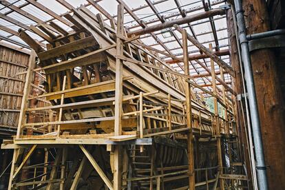 Exterior del barco en construcción.