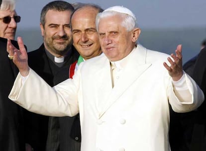 El Papa Benedicto XVI sale del aeropuerto de Roma camino de Ankara.